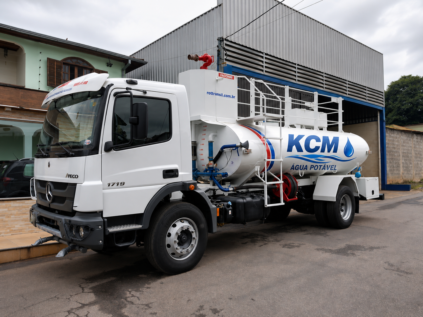 Caminhão pipa KCM Mercedes para entrega de água potável